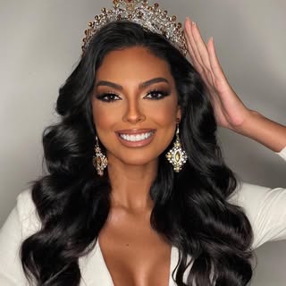 Cinthya Moura Escavadeira